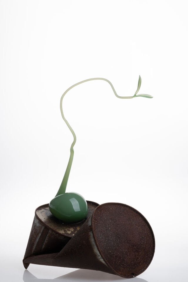 Trachea 1, 2024, cam, paslanmış teneke, Üfleme Tekniği, 18 x 18 x 30 cm.