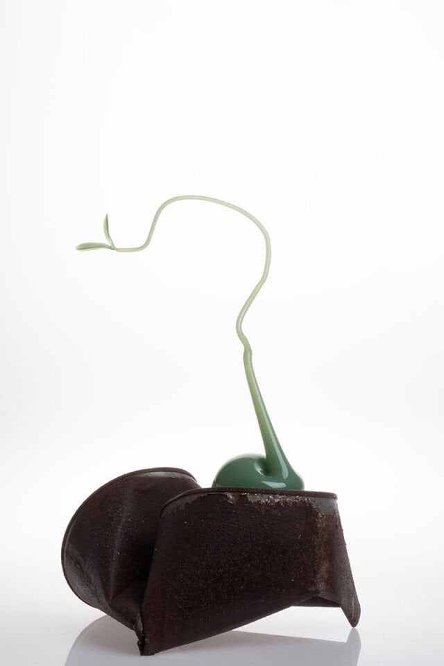 Trachea 1, 2024, cam, paslanmış teneke, Üfleme Tekniği, 18 x 18 x 30 cm.