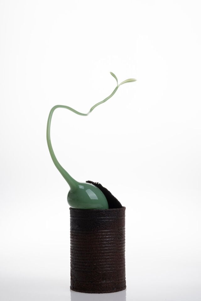 Trachea 2, 2024, cam, paslanmış teneke, Üfleme Tekniği, 18 x 6 x 31 cm.