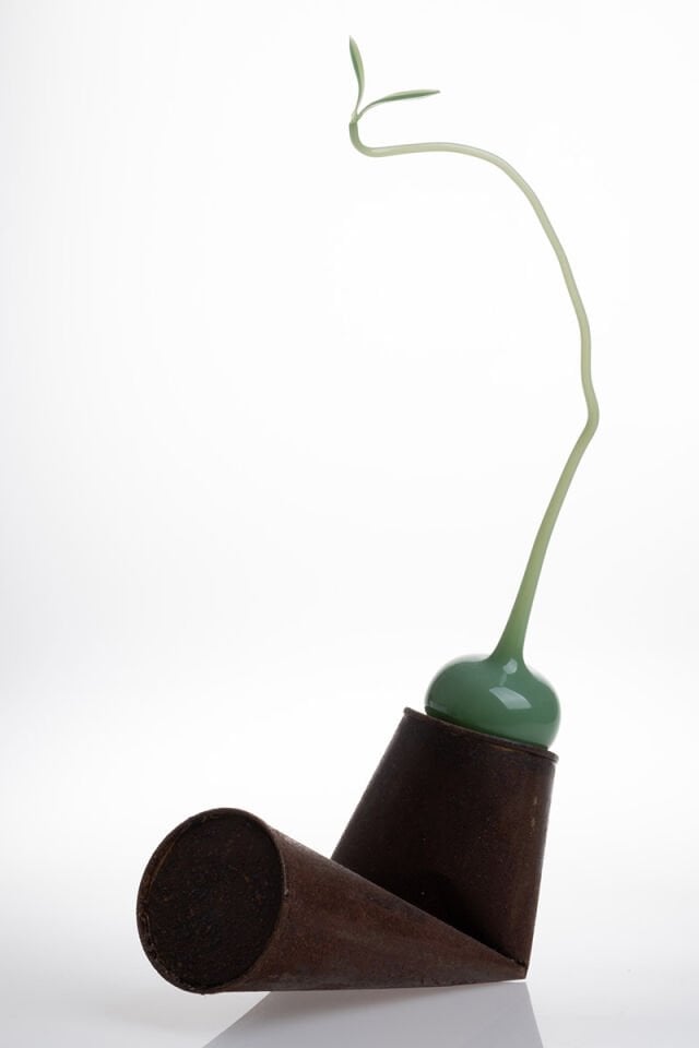 Trachea 3, 2024, cam, paslanmış teneke, Üfleme Tekniği, 18 x 6 x 31 cm.