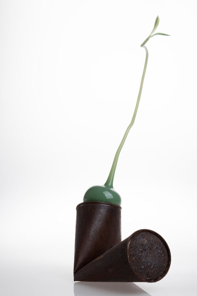 Trachea 3, 2024, cam, paslanmış teneke, Üfleme Tekniği, 18 x 6 x 31 cm.